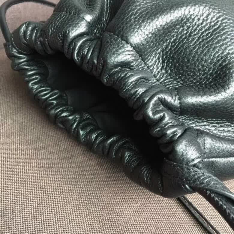 BALENCIAG巴黎世家 進口小牛皮材質 雙肩背包 抽繩開合袋口  BL1783